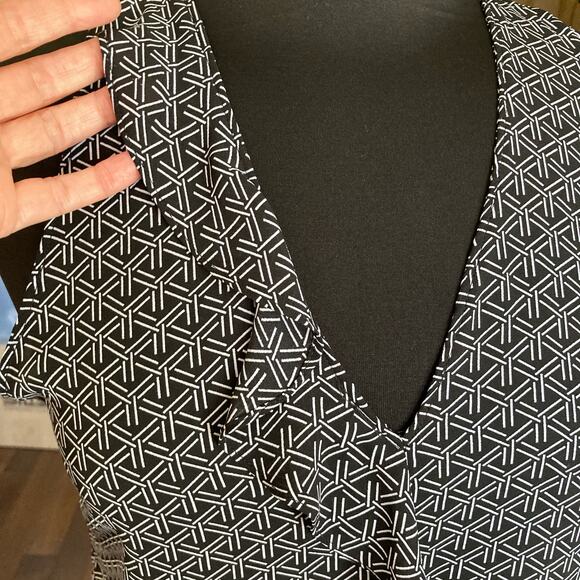 Banana Republic Sleeveless Black & White Geometric Print Top MED Ruffle Peplum - Picture 5 of 7